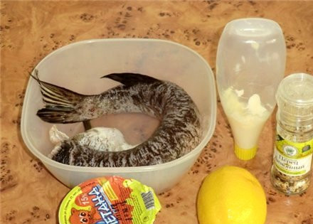 1. Этап. Щука со сметаной в духовке: Подготавливаем все необходимое. Рыбу перед приготовлением, естественно, нужно выпотрошить, отрезать голову и тщательно промыть тушку.