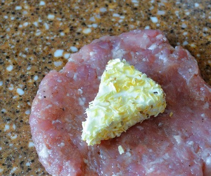 1. Этап. Зразы с плавленым сыром Ассорти: Каждую часть фарша расплющить в круг, на середину выложить ломтик сыра.