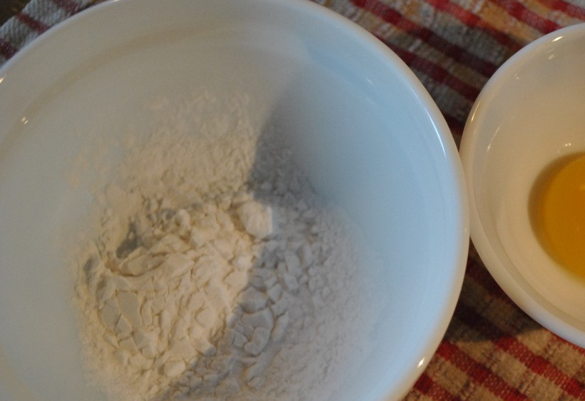 1. Этап. Рисовый пудинг турецкий: Пока молоко с рисом закипает, смешайте крахмал, ванильный сахар, желток и немного молока.