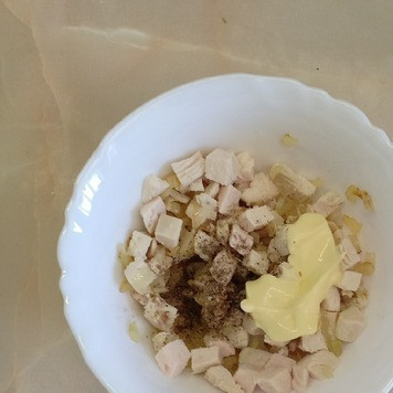 1. Этап. Салат Валентина: К куриному мясу добавить обжаренный репчатый лук, ввести немного майонеза, посолить и поперчить по вкусу, перемешать, выложить в глубокий салатник и слегка утрамбовать.