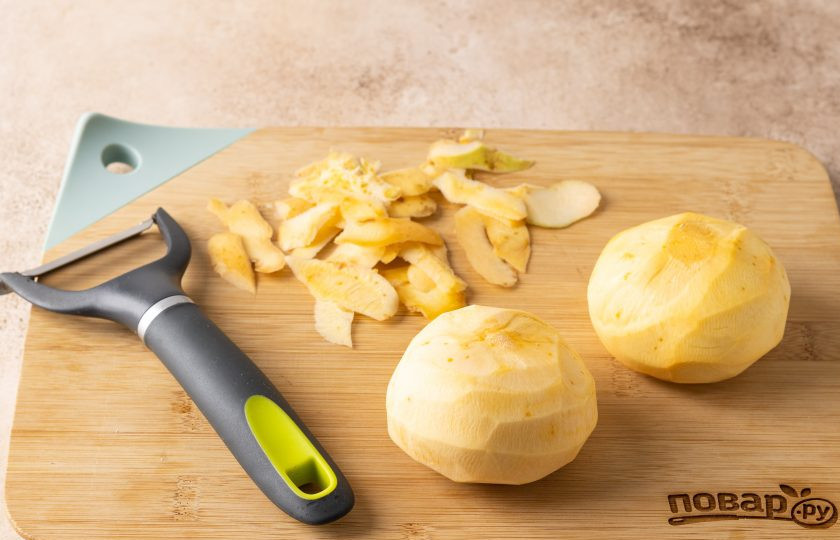 1. Этап. Репа на зиму: Репу помойте, обсушите и очистите от кожуры.