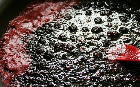 1. Этап. Заготовка варенья из ежевики на зиму: Затем сделайте средний огонь и варите еще 10-15 минут, убирайте образовавшуюся пену.