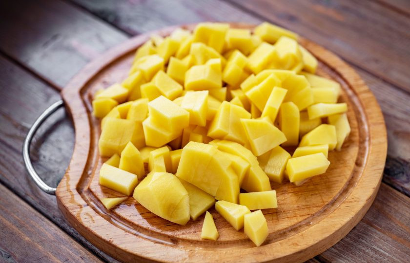 1. Этап. Баклажаны тушеные с картошкой и мясом: Нарежьте небольшими кубиками картофель.