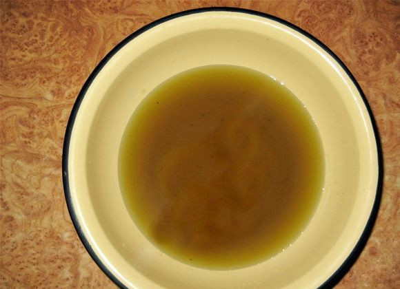 1. Этап. Варенье из одуванчиков с цветками: 3. В результате у вас получится такой отвар коричневого цвета. Чем больше будете использовать цветков, тем отвар будет темнее. Перелейте его в кастрюлю и поставьте вариться на среднем огне.