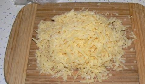 1. Этап. Куриное филе с болгарским перцем: Сыр натереть на крупной терке.