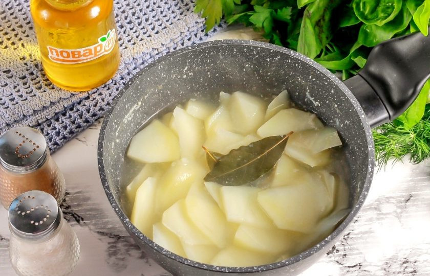 1. Этап. Картофельное пюре с йогуртом и базиликом: Отварите до готовности примерно 15-20 минут. Определить степень готовности картофельной нарезки очень просто, проткните ее ножом или вилкой. Если нарезка мягкая, то она готова. Если плотная, то отварите еще 3-5 минут.