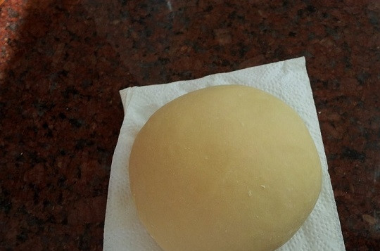 1. Этап. Ханума с мясом в пароварке: 1. С тестом все очень просто: взбейте яйца со щепоткой соли, добавьте просеянную муку и теплую воду (сколько возьмет). Замесите плотное тесто и оставьте его минут на 20, чтобы оно 