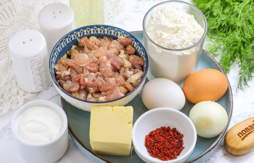 1. Этап. Пирог со свининой: Подготовьте указанные ингредиенты. Используйте мякоть свинины с небольшими прослойками сала. Нарежьте ее мелкими кубиками или кусочками.