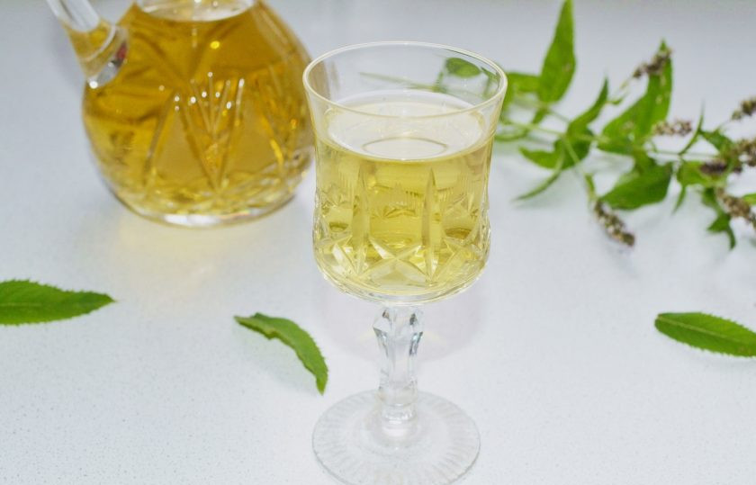 1. Этап. Мятная настойка на самогоне: Процедите, охладите при необходимости и можно подавать к столу.