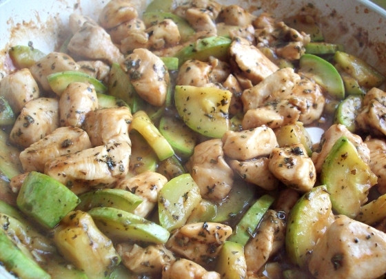 1. Этап. Кабачки с куриным филе: Солим, перчим, посыпаем органо и тушим все 5-7 минут на медленном огне. Болгарский перец необходимо обжарить отдельно и добавить в самом конце. Готовое блюдо можно подавать как самостоятельное, так и с гарниром. Приятного аппетита!