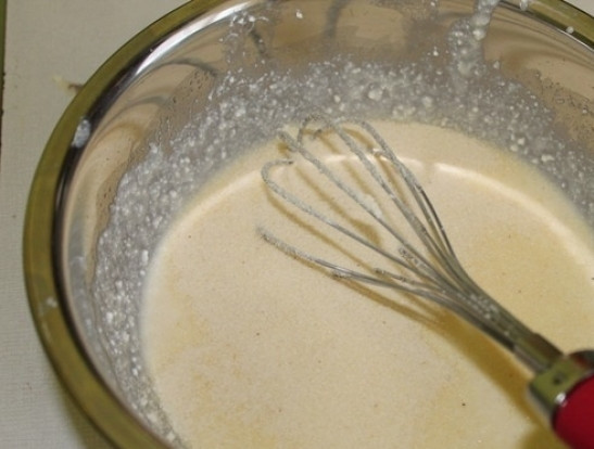 1. Этап. Творожные кексы в микроволновке: Добавьте к смеси манную крупу и творог. Перемешайте. Тесто надо разложить по формочкам и поставить в микроволновку готовиться в течение 5 минут.