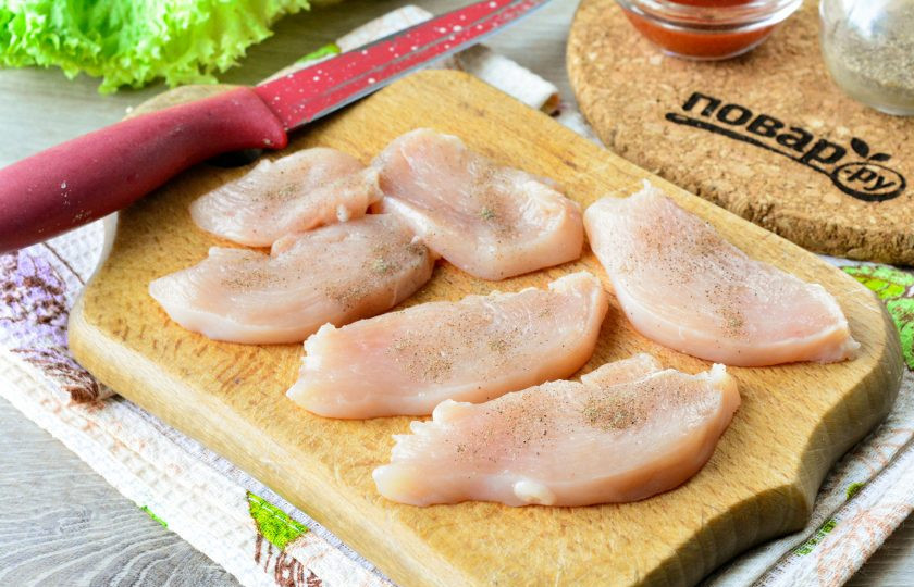 1. Этап. Бургер с курицей, яблоком и сыром: Куриное филе сполосните, нарежьте слайсами как на отбивные, посолите и поперчите по вкусу.