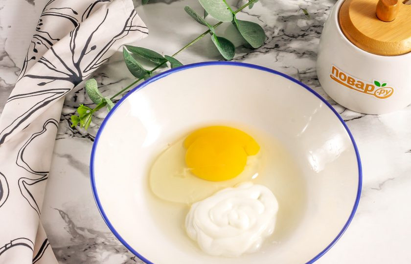 1. Этап. Рулет с яблоком и орехами: Вторую часть сметаны взбейте с яйцом.