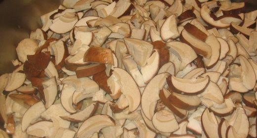 1. Этап. Жульен с курицей и белыми грибами: Белые грибы почистите и хорошенько промойте. Затем нарежьте пластинами, выложите в сковородку со сливочным маслом и обжаривайте до золотистого цвета. Посолите и поперчите по вкусу.