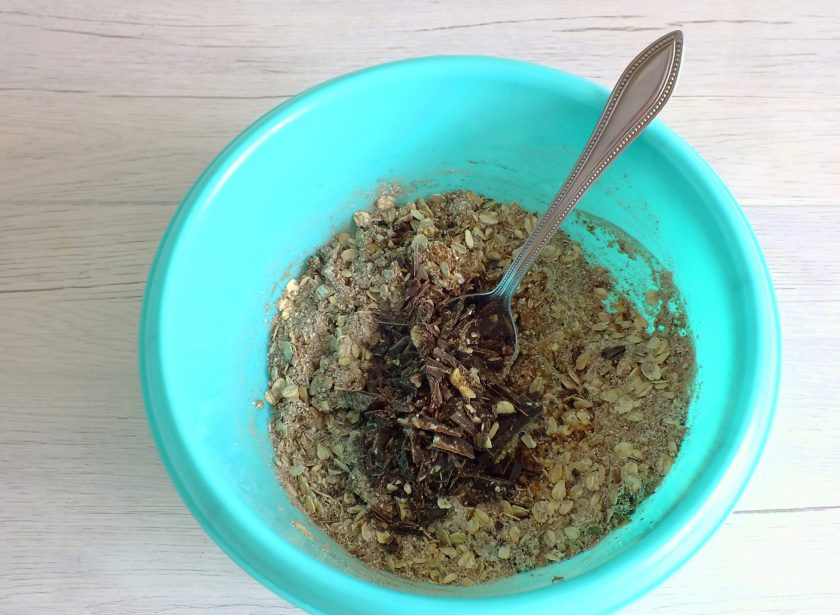 1. Этап. Шоколадное печенье без сахара: Добавьте крупно нарезанный шоколад.