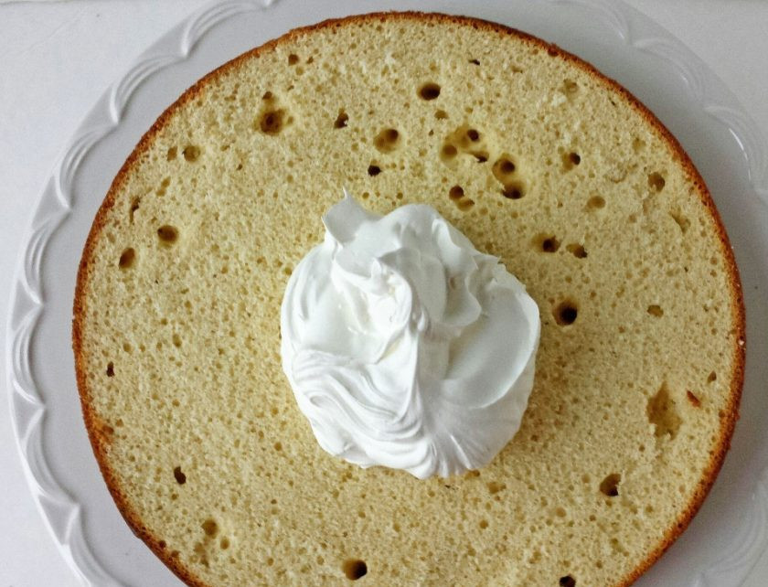 1. Этап. Бисквитный торт Графские развалины: 14. На блюдо выкладываю одну половинку, на нее кладу немного крема и размазываю его по всей поверхности.