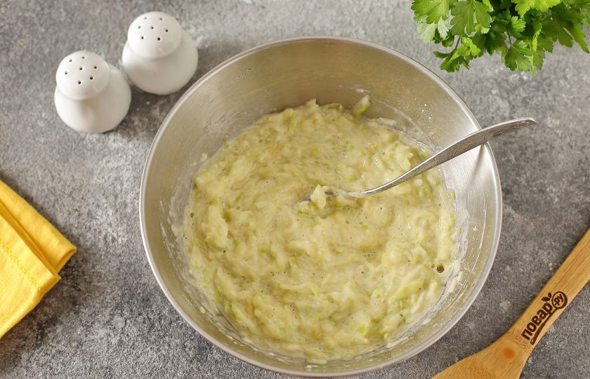 1. Этап. Рулет из кабачков с семгой и сыром: Перемешайте.