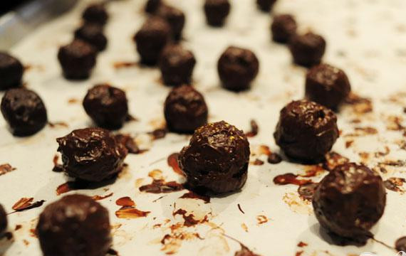 1. Этап. Шоколадные трюфели: 4. Сформировать трюфели и выложить на пергаментную бумагу. Окунуть в растопленный темный шоколад. Как только слой шоколада застынет, окунуть снова. При желании трюфели можно обвалять в какао-порошке. Трюфели должны выглядеть аккуратными и красивыми!