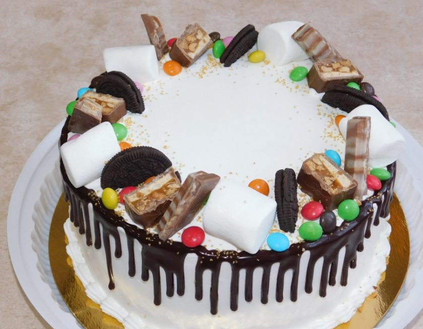 1. Этап. Торт Воздушный поцелуй: Я решила украсить торт шоколадными подтеками и разными сладостями. А вы можете сделать внешний вид торта на свой вкус.