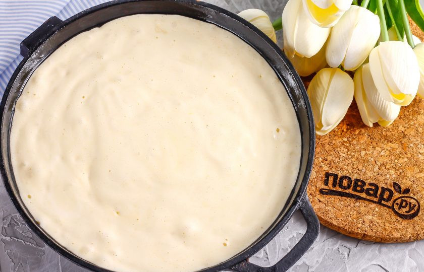 1. Этап. Бисквит без глютена: Смажьте форму растительным маслом без запаха. Разогрейте духовку до 180 градусов. Выложите бисквитное тесто в форму и отправьте в духовку примерно на 20 минут. Время выпекания напрямую зависит от диаметра формы. Чем шире форма, тем быстрее пропечется бисквит.