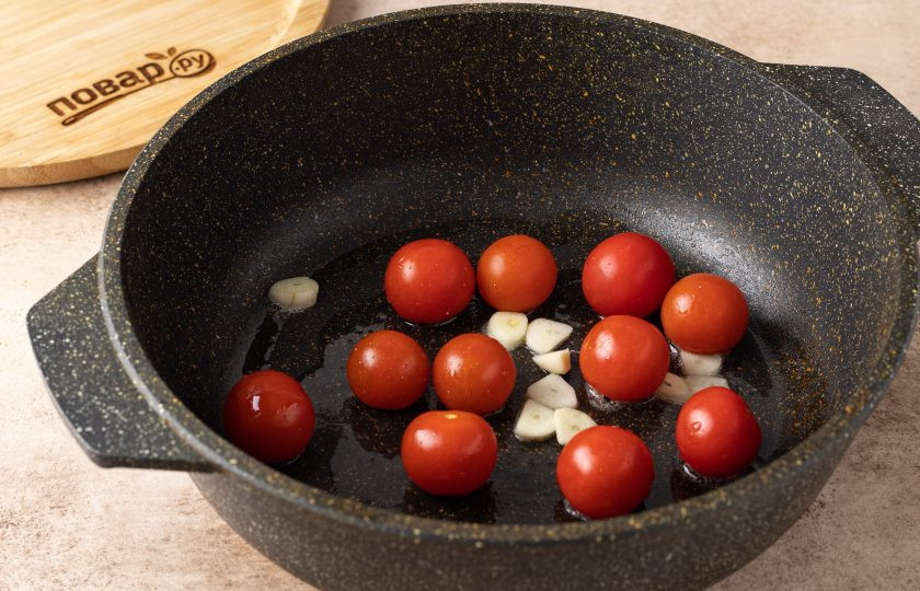 1. Этап. Спагетти с бальзамическим уксусом: Разогрейте сковороду на среднем огне с оливковым маслом. Добавьте нарезанный пластинами чеснок и помидоры черри. Перемешайте. Готовьте минут 5-6, пока помидоры не станут мягкими и не пустят сок.