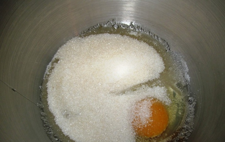 1. Этап. Творожно-овсяные кексы: 1. Яйцо перетираем с сахаром до однородности.