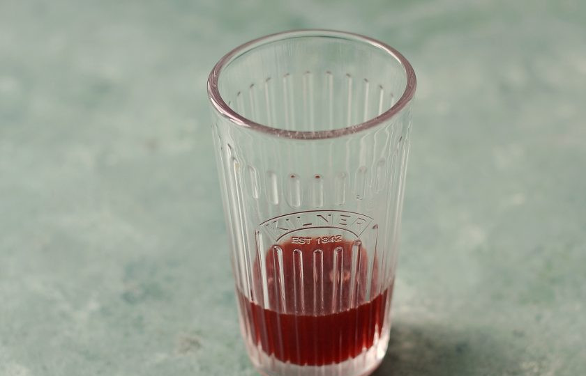 1. Этап. Лимонад из ревеня: Заполните стакан на 1/3 сиропом.