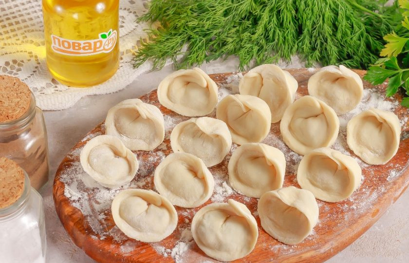 1. Этап. Пельмени с рыбой По-сахалински: Тщательно залепите края кругов, а затем соедините кончики между собой, у вас получится пельмень. Таким образом слепите и остальные пельмени. На этом этапе их можно заморозить в морозильной камере.