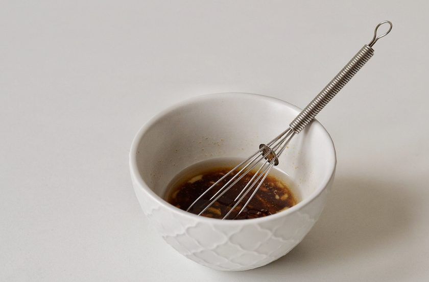 1. Этап. Салат с хрустящими баклажанами и помидорами: Для заправки смешайте оливковое масло, соевый соус и пропущенный через пресс чеснок.