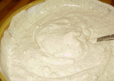 1. Этап. Линь в сметанном соусе: Приступаем к приготовлению сметанной заправки. Смешиваем сметану, мелко порубленный чеснок и перец. По желанию, можно добавить свежую зелень.