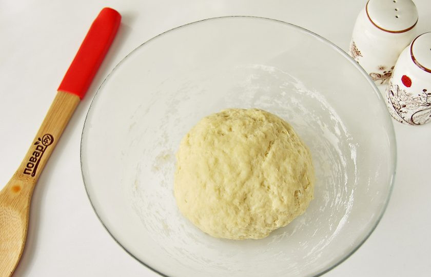 1. Этап. Курзе с творогом: Замесите упругое и эластичное тесто. Соберите тесто в шар. Накройте полотенцем и дайте отдохнуть.