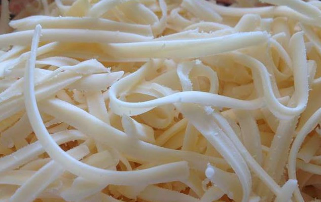 1. Этап. Хачапури из творожного теста с сыром: Сыр натрите на терке.