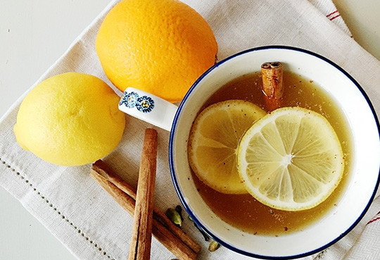 1. Этап. Белый глинтвейн: 5. Время варки условноt. Можно проварить минут 15, можно оставить томитьcz и на полчаса-час, чтобы вино как следует пропиталась вкусом и ароматом специй и фруктов. Белый глинтвейн – отличный напиток для зимних вечеров.