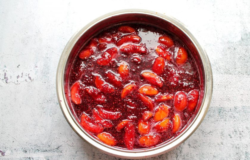 1. Этап. Варенье из малины с абрикосами: Доведите снова варенье до кипения и варите в течение 20 минут. Разлейте горячее варенье в сухие, стерилизованные банки и оставьте до полного остывания. После этого банки закройте и уберите на хранение.