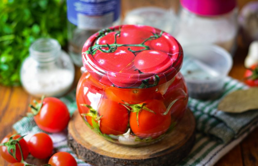 1. Этап. Помидоры с водкой на зиму: Храните помидоры в темной и прохладной кладовой. С водкой их срок хранения увеличивается в 1,5-2 раза. Кроме того, помидоры получаются упругими и немного хрустящими. Выход 1 порции - банка объемом 400 грамм.