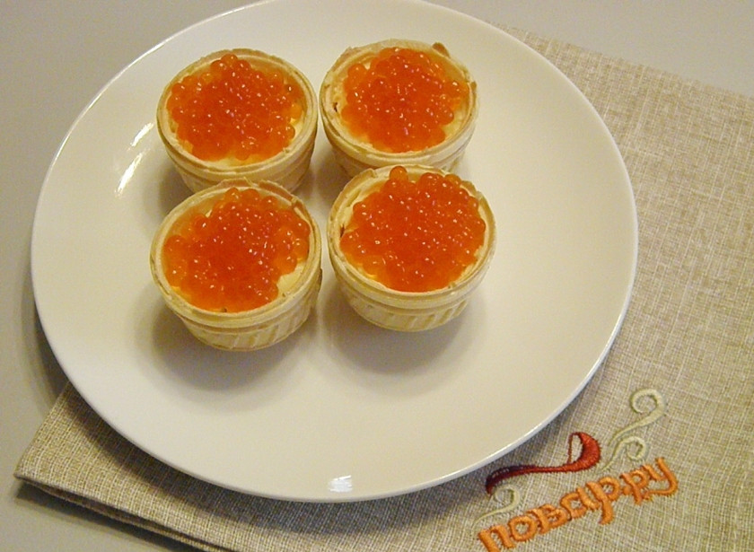 1. Этап. Тарталетки с красной икрой: Затем положите по чайной ложечке икры.