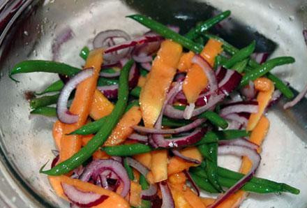 1. Этап. Утка с зеленой фасолью и папайя: Кладем в миску для микроволновки зеленую фасоль, папайя, нарезанный лук, посыпаем солью и перцем. Добавляем Сычуань и 1 чайную ложку оливкового масла. Добавляем 1 чайную ложку лимонного сока. Откладываем в сторону.