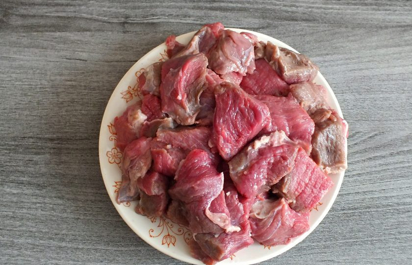 1. Этап. Говядина по-кремлевски в мультиварке: Мяо вымойте, обсушите. Нарежьте на кусочки со стороной 3 см.