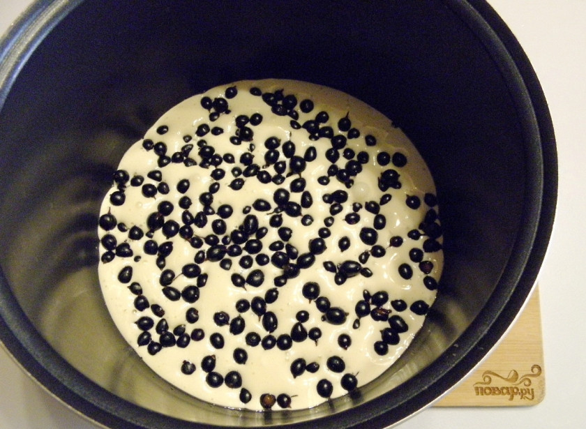 1. Этап. Шарлотка с ягодами: В чашу мультиварки (предварительно смазанную кулинарным жиром или маслом) перелейте тесто, распределите его ровно. Сверху разложите ягоды. Можно ягоды сразу добавить в тесто, но тогда смородина даст розоватый цвет.