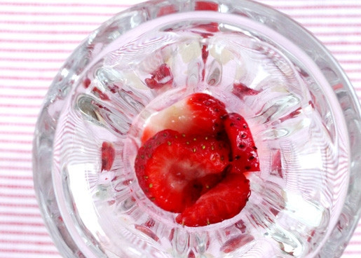 1. Этап. Клубника со взбитыми сливками: 2. Выложите немного на дно пиалы для подачи.