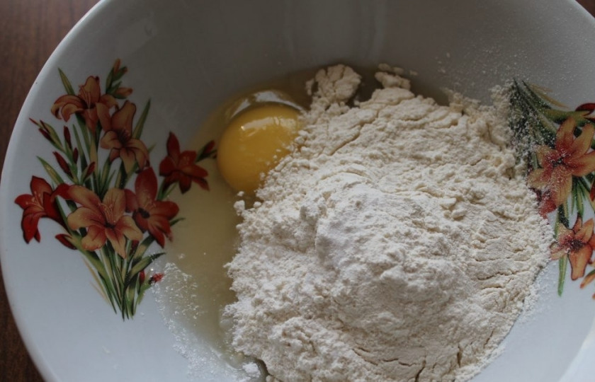 1. Этап. Блины простые: 1. В миску вбиваем куриное яйцо, добавляем сахар (лучше не добавлять много, иначе блины будут гореть). Немного перемешиваем вилкой и всыпаем заранее просеянную пшеничную муку, добавляем щепотку соли и пол чайной ложки соды.