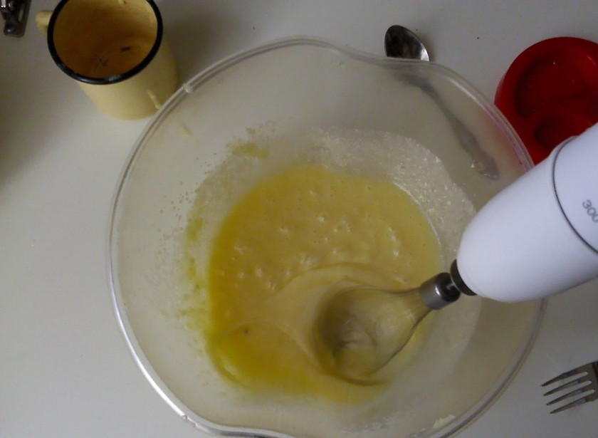 1. Этап. Творожный пирог в мультиварке: 2. Добавляем в масляную массу яйцо, все хорошенько перемешиваем.