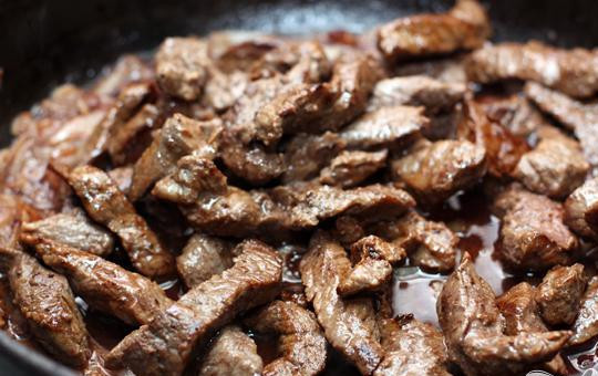 1. Этап. Тушеное мясо: 4. Берем мясо и высыпаем обратно в сковороду.