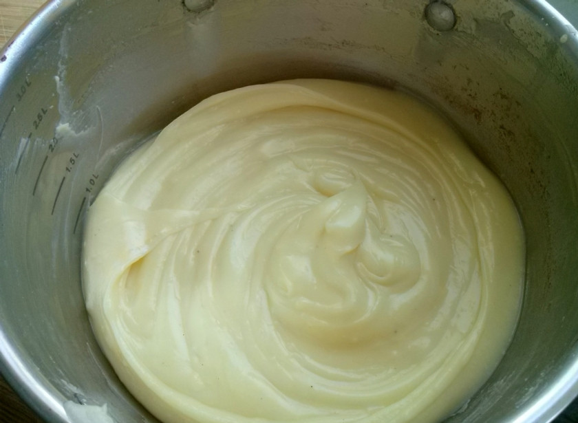 1. Этап. Жареное молоко: Поставьте на средний огонь, доведите до загустения массы, постоянно помешивая венчиком. Не дайте крему закипеть!