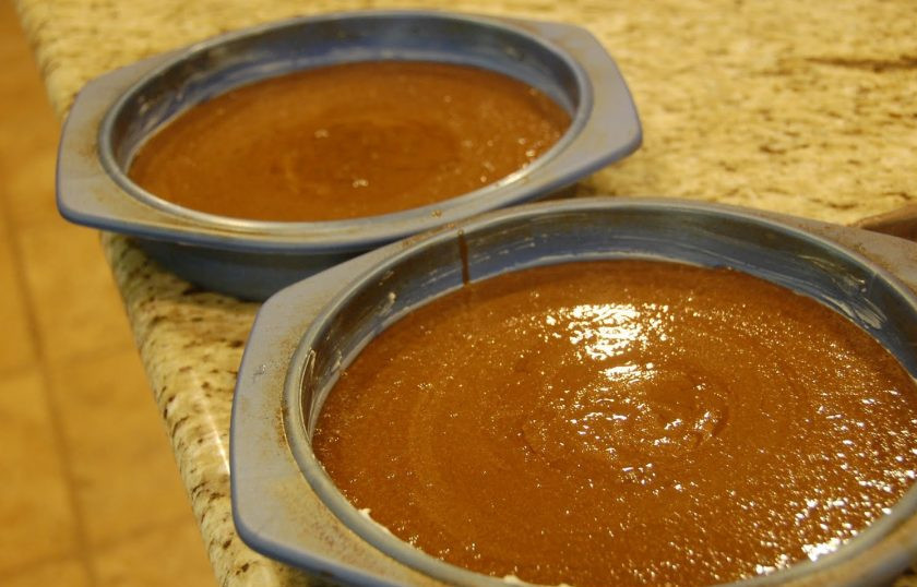 1. Этап. Очень шоколадный торт: 11. Подготовьте 2 круглые формы для выпекания: смажьте каждую маслом и разделите между ними тесто.