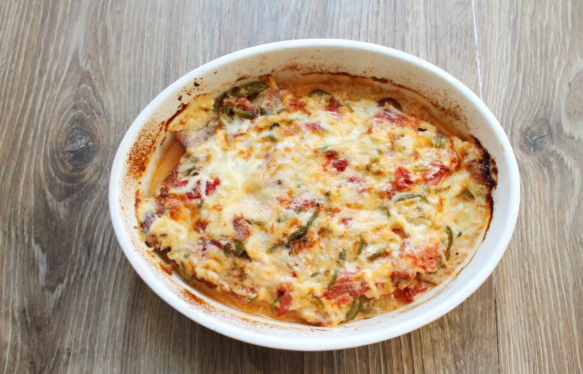 1. Этап. Свинина с маринованными помидорами: Верните форму с мясом в духовку и готовьте еще 15-20 минут, до румяной корочки. Достаньте свинину и дайте постоять 10 минут, затем подавайте к столу.