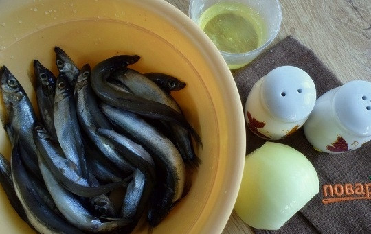 1. Этап. Мойва, запеченная в фольге в духовке: Замороженную мойву заранее разморозьте в холодильнике. Лук очистите, помойте.