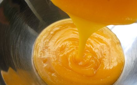 1. Этап. Мусс из персиков: 7. Соединить с оставшимся пюре и как следует перемешать.