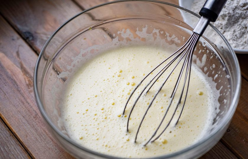 1. Этап. Бельгийские вафли без масла: Венчиком перемешайте все эти ингредиенты до получения однородной смеси.