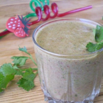 Зеленый коктейль с клубникой
